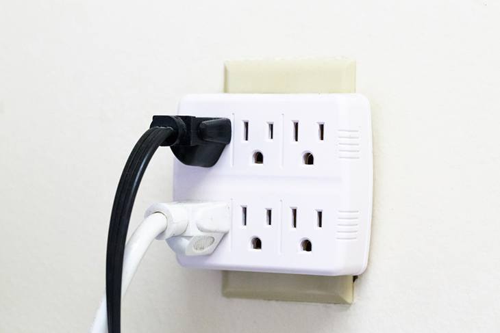 You-should-use-a-multi-way-socket-instead-of-a-handy-power-bar-to-prevent-the-outlet-from-getting-wet-when-you’re-cleaning-the-fish-tank